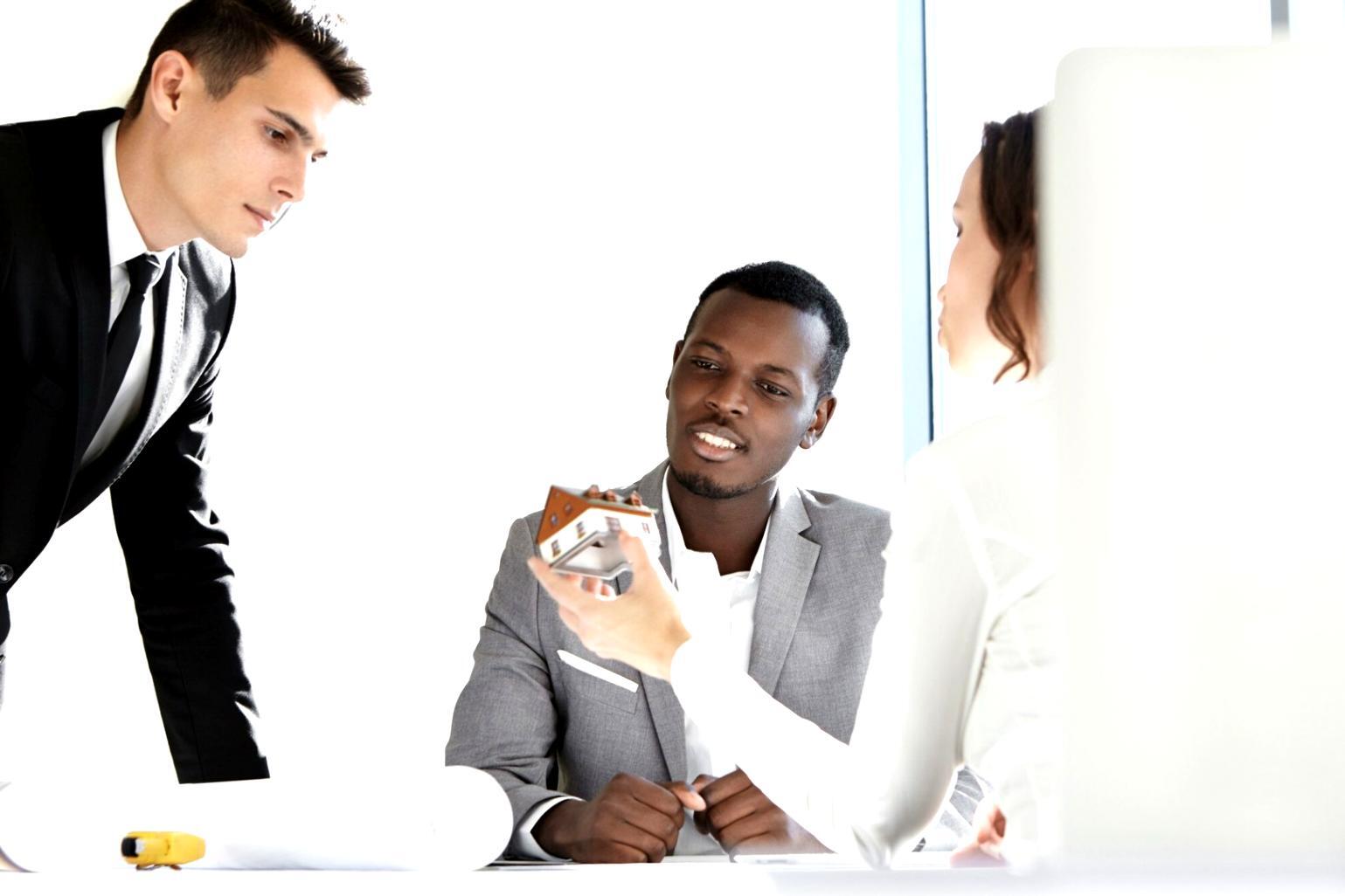 Equipo profesional trabajando en análisis financiero