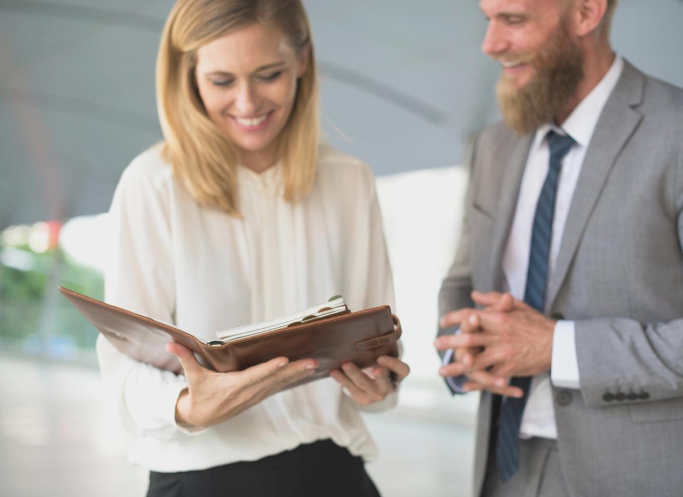 Oficina moderna con ambiente profesional para consultorías financieras